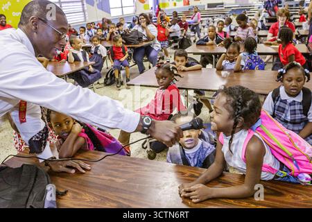 Miami Florida,Little Haiti,Little River Water Elementary,Red Ribbon Week,programmi antidroga e assemblee,non violence Project USA speaker,Student st Foto Stock