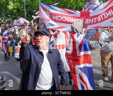 Bristol, Regno Unito. 5 ottobre 2025. I manifestanti anti anti-Asylum "fermano le barche" affrontano attivisti anti-razzismo al College Green nel centro di Bristol. Foto Stock