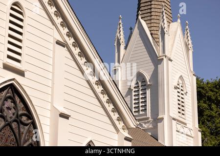 La luce del giorno risplende sulla lussureggiante vegetazione e sulla storica chiesa nella città di Atherton, California, Stati Uniti. Foto Stock