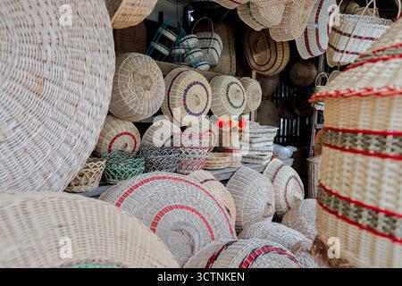 mercato tradizionale con prodotti in rattan, bambù e foglie di palma. Foto Stock