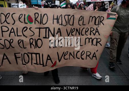 Messico, Cdmx, Messico. 7 ottobre 2025. I manifestanti e i gruppi filo-palestinesi marciano dalla camera di Juarez all'ambasciata americana a città del Messico, continuando a esercitare pressioni chiedendo un cessate il fuoco nella Striscia di Gaza e che il governo messicano interrompa le relazioni con lo Stato di Israele. Oggi ricorre a due anni dal genocidio causato dai continui attacchi allo Stato palestinese, che è stato riconosciuto da diversi paesi nelle Nazioni Unite (ONU). Nonostante ciò, il governo di Benjamin Netanyahu continua con l'intenzione di occupare il paese, ignorando il pre internazionale Foto Stock
