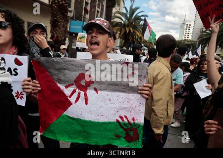 Messico, Cdmx, Messico. 7 ottobre 2025. I manifestanti e i gruppi filo-palestinesi marciano dalla camera di Juarez all'ambasciata americana a città del Messico, continuando a esercitare pressioni chiedendo un cessate il fuoco nella Striscia di Gaza e che il governo messicano interrompa le relazioni con lo Stato di Israele. Oggi ricorre a due anni dal genocidio causato dai continui attacchi allo Stato palestinese, che è stato riconosciuto da diversi paesi nelle Nazioni Unite (ONU). Nonostante ciò, il governo di Benjamin Netanyahu continua con l'intenzione di occupare il paese, ignorando il pre internazionale Foto Stock