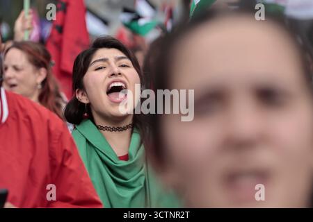 Messico, Cdmx, Messico. 7 ottobre 2025. I manifestanti e i gruppi filo-palestinesi marciano dalla camera di Juarez all'ambasciata americana a città del Messico, continuando a esercitare pressioni chiedendo un cessate il fuoco nella Striscia di Gaza e che il governo messicano interrompa le relazioni con lo Stato di Israele. Oggi ricorre a due anni dal genocidio causato dai continui attacchi allo Stato palestinese, che è stato riconosciuto da diversi paesi nelle Nazioni Unite (ONU). Nonostante ciò, il governo di Benjamin Netanyahu continua con l'intenzione di occupare il paese, ignorando il pre internazionale Foto Stock