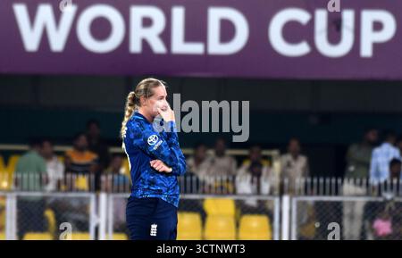 Guwahati, Guwahati, India. 7 ottobre 2025. La giocatrice inglese Sophie Ecclestone ha reagito durante la partita della Coppa del mondo di cricket femminile ICC tra Bangladesh e Inghilterra allo stadio ACA di Guwahati India martedì 7 ottobre 2025. (Credit Image: © Dasarath Deka/ZUMA Press Wire) SOLO PER USO EDITORIALE! Non per USO commerciale! Foto Stock