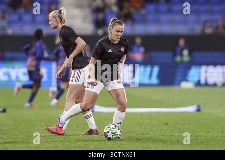 Georgia Stanway del Bayern Monaco si riscalda durante la 39 Champions League femminile, fase League, partita di calcio MD1 tra FC Barcelona e FC Bayern Monaco il 7 ottobre 2025 all'Estadi Johan Cruyff di Barcellona, Spagna Foto Stock