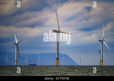 Foto del file datata 26/07/22 di Gwynt y Mor, il secondo parco eolico offshore al mondo, situato a 13 miglia al largo della baia di Liverpool, al largo della costa del Galles del Nord. Più della metà degli elettori britannici riformati approva che le loro pensioni siano investite in energia verde nonostante il partito abbia recentemente lanciato una "guerra sulle energie rinnovabili”, come suggerisce un sondaggio. Data di pubblicazione: Mercoledì 8 ottobre 2025. Foto Stock