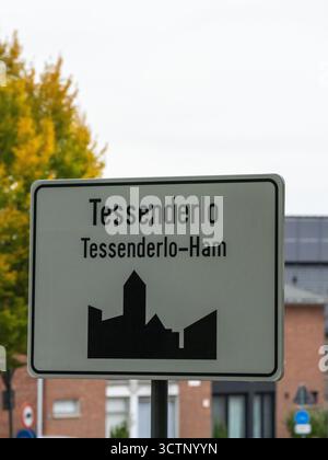 Primo piano del nuovo cartello d'ingresso della città di Tessenderlo, che segna il comune fuso di Tessenderlo-Ham, Limburgo, Belgio, 7 ottobre 2025 Foto Stock