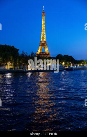 La torre Eiffel di notte, Parigi, Francia Foto Stock