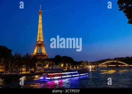 La torre Eiffel di notte, Parigi, Francia Foto Stock