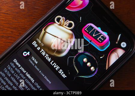 Quito, ECUADOR - settembre 30 2025: Funzionalità App Store di TikTok che promuove come diventare una star DAL VIVO attraverso streaming e engagement in tempo reale. Foto Stock
