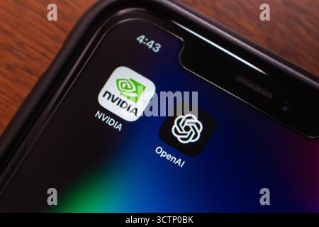 Quito, ECUADOR - settembre 30 2025 : primo piano delle icone delle app NVIDIA e OpenAI su uno schermo iPhone. Foto Stock