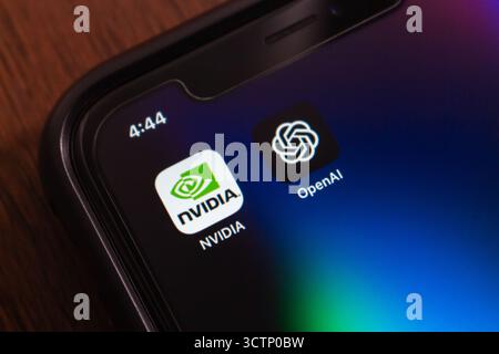 Quito, ECUADOR - settembre 30 2025 : le icone NVIDIA e OpenAI sono visibili su un iPhone. Foto Stock