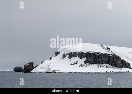 Impressione della costa vicino al porto di Mikkelsen, sulla penisola Antartica Foto Stock