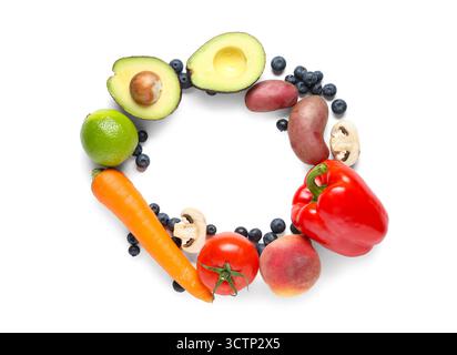 Cornice composta da frutta e verdura fresche diverse, isolata su sfondo bianco. Giornata mondiale vegana Foto Stock