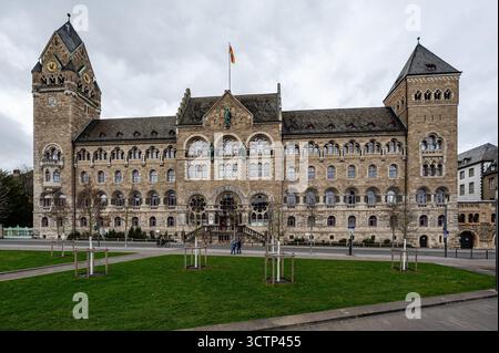 Vista frontale di un edificio governativo prussiano restaurato a Coblenza, in Germania, sotto un cielo coperto, che mostra l'architettura classica Foto Stock