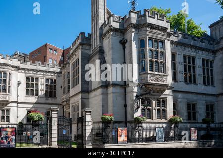 Londra, Inghilterra 10 luglio 2025 Two Temple Place, scintillante edificio neo-Tudor con elementi stravaganti e gotici su Victoria Embankment, commissionato da Foto Stock