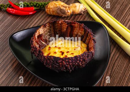 Ricci di mare da buongustai al forno con formaggio e uova Foto Stock