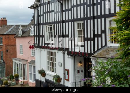Il Dragon Hotel è stato originariamente costruito nel XVI secolo ed è stato di proprietà della tenuta Powis fino al 1975 Foto Stock