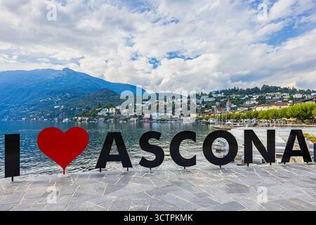 Il paese di Ascona, nel Canton Ticino, è un gioiello sul Lago maggiore e un vero paradiso con la sua posizione direttamente sul lago, le palme, Foto Stock
