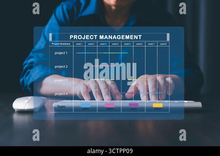 Il project manager sta lavorando su uno schermo virtuale, utilizzando il sistema di gestione dei progetti. Interfaccia cartografica Gantt per pianificare le attività, pianificare le tappe, monitorare i progressi Foto Stock