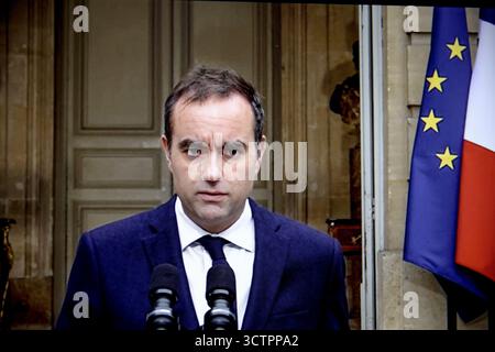Saint Ouen, Parigi, Francia. 8 ottobre 2025. Discorso televisivo di Sébastien Lecornu, primo ministro, nel cortile del HÃ de Matignon. (Credit Image: © Sadak Souici/ZUMA Press Wire) SOLO PER USO EDITORIALE! Non per USO commerciale! Foto Stock