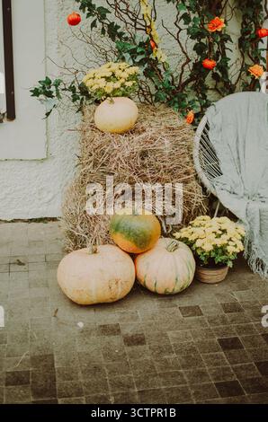 Installazione autunnale all'aperto con una macchina a bolle d'aria. Un'atmosfera festosa e romantica con foglie colorate e luce soffusa esalta l'atmosfera da sogno. Foto Stock