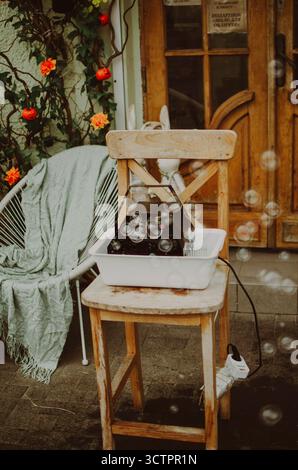 Installazione autunnale all'aperto con una macchina a bolle d'aria. Un'atmosfera festosa e romantica con foglie colorate e luce soffusa esalta l'atmosfera da sogno. Foto Stock