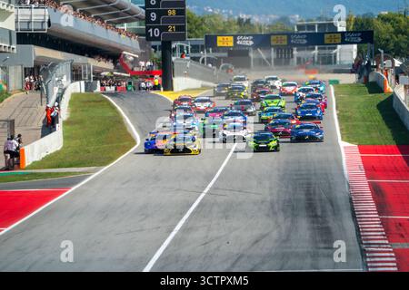 Tutte le vetture partecipanti alla 24 ore di Barcellona 2025 a tutta velocità al rettilineo principale di Bareclona in lotta per la posizione, il Circuit de Barcelona - Catalunya, Foto Stock
