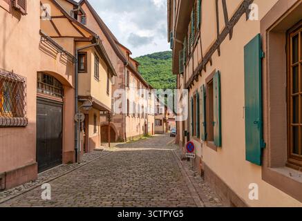 L'impressione di Kaysersberg, una città storica ed ex comune dell'Alsazia nel nord-est della Francia Foto Stock
