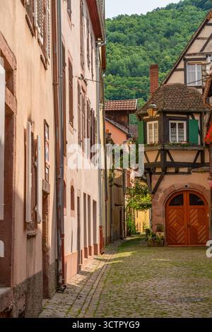 L'impressione di Kaysersberg, una città storica ed ex comune dell'Alsazia nel nord-est della Francia Foto Stock