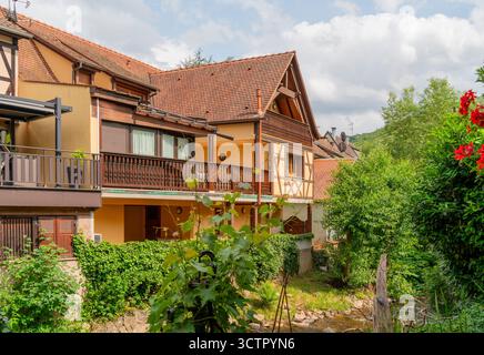 L'impressione di Kaysersberg, una città storica ed ex comune dell'Alsazia nel nord-est della Francia Foto Stock