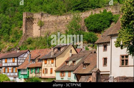 L'impressione di Kaysersberg, una città storica ed ex comune dell'Alsazia nel nord-est della Francia Foto Stock