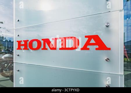 Logo del produttore automobilistico Honda sull'esterno di una concessionaria Foto Stock
