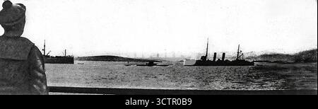 Immagine tratta da le Miroir, 30 gennaio 1916, che mostra un sottomarino alleato che opera nel Mar di Marmara durante la prima guerra mondiale. La scena cattura la minaccia posta alle navi ottomane dopo la campagna di Gallipoli, mentre i sottomarini alleati interrompevano le rotte di rifornimento e affondavano numerose navi. Questa foto evidenzia la persistenza della guerra navale nel teatro dei Dardanelli e l'importanza strategica delle operazioni sottomarine alleate contro l'Impero Ottomano. Foto Stock