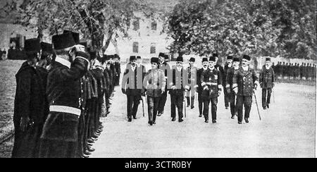 Fotografia pubblicata sulla rivista le Miroir, il 30 gennaio 1916, che mostra i leader ottomani Enver Pasha, Ministro della Guerra, e Djemal Pasha, governatore militare, durante una revisione cerimoniale con il viceammiraglio tedesco Souchon. L'immagine illustra la riconciliazione politica tra le figure chiave dell'Impero ottomano durante la prima guerra mondiale, evidenziando la loro alleanza con la Germania e le potenze centrali in una fase cruciale del conflitto. Foto Stock