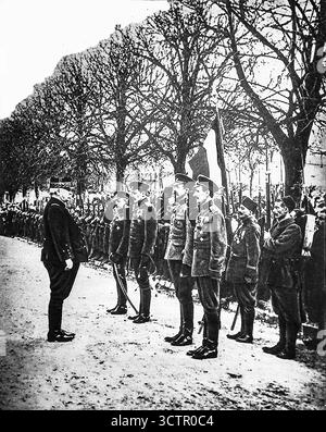 Pubblicata su le Miroir, 30 gennaio 1916, questa fotografia mostra il generale Joseph Joffre, Comandante in Capo francese, che decora gli ufficiali russi sul fronte occidentale durante la prima guerra mondiale. La cerimonia, tenutasi presso il quartier generale francese, ha onorato i rappresentanti militari russi con la Legion d'onore, simboleggiando la solidarietà franco-russa all'interno della coalizione alleata. L'immagine mette in evidenza la diplomazia in tempo di guerra, il riconoscimento militare e la lotta condivisa contro la Germania nello Champagne. Foto Stock