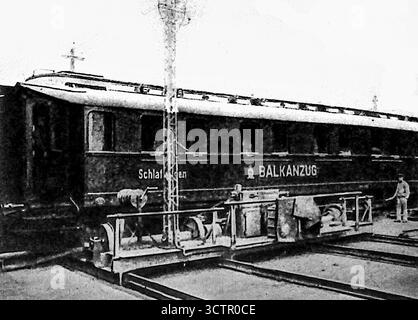 Pubblicato su le Miroir, 30 gennaio 1916. La fotografia mostra un carro del treno BerlinñConstantinople appena preparato, simboleggiando il Powersí legame logistico e politico tra la Germania e l'Impero ottomano. Questa linea ferroviaria fu cruciale per rafforzare le alleanze e facilitare il movimento di truppe e rifornimenti in Europa e Medio Oriente durante la prima guerra mondiale Foto Stock