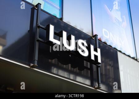 Logo Lush del rivenditore di cosmetici britannico all'ingresso del negozio Foto Stock