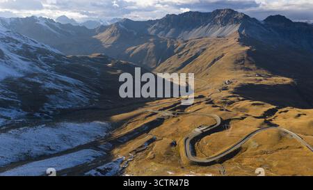 Passo dello Stelvio, strada curva tortuosa circondata dal paesaggio alpino, Italia, Svizzera. Foto Stock