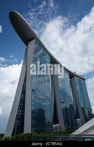 Singapore City, Singapore - 27 febbraio 2025: Famoso e moderno edificio Marina Bay Sands, punto di riferimento della città. Foto Stock