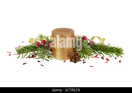 grande candela di natale dorata con decorazioni natalizie invernali. rami di abeti, cono di pino, candela e nastro regalo isolati su bianco Foto Stock