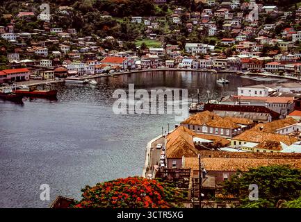 Vista di St. George's, capitale dell'isola caraibica di grenada Foto Stock