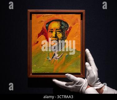 Londra, Inghilterra, Regno Unito. 8 ottobre 2025. Un dipendente di Christie's si trova accanto a Mao di Andy Warhol durante un'anteprima stampa al Christie's di Londra, Regno Unito, l'8 ottobre 2025. Si stima che l'opera d'arte sia venduta per un prezzo compreso tra 600.000 e 800.000 GBP al XX/XXI secolo: London Evening sale. (Credit Image: © Thomas Krych/ZUMA Press Wire) SOLO PER USO EDITORIALE! Non per USO commerciale! Foto Stock