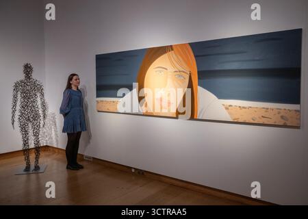 Londra, Inghilterra, Regno Unito. 8 ottobre 2025. Un membro dello staff di Christie's si trova accanto a Kym 2 di Alex Katz durante un'anteprima stampa al Christie's di Londra, Regno Unito, l'8 ottobre 2025. Si stima che il dipinto sia venduto per un prezzo compreso tra 600.000 e 800.000 GBP al XX/XXI secolo: London Evening sale. (Credit Image: © Thomas Krych/ZUMA Press Wire) SOLO PER USO EDITORIALE! Non per USO commerciale! Foto Stock