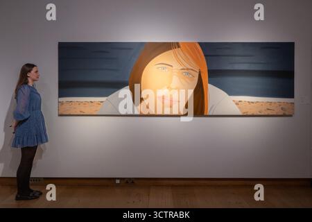 Londra, Inghilterra, Regno Unito. 8 ottobre 2025. Un membro dello staff di Christie's si trova accanto a Kym 2 di Alex Katz durante un'anteprima stampa al Christie's di Londra, Regno Unito, l'8 ottobre 2025. Si stima che il dipinto sia venduto per un prezzo compreso tra 600.000 e 800.000 GBP al XX/XXI secolo: London Evening sale. (Credit Image: © Thomas Krych/ZUMA Press Wire) SOLO PER USO EDITORIALE! Non per USO commerciale! Foto Stock