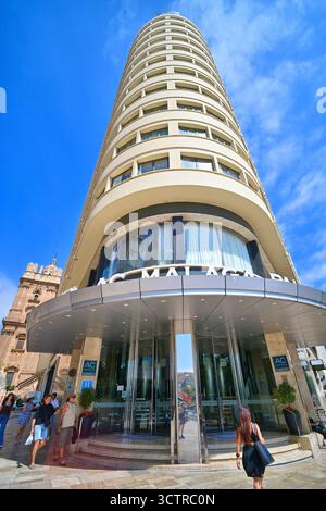 AC Hotel Malaga Palacio nel cuore di Malaga, vicino al porto, contro il cielo blu profondo Foto Stock