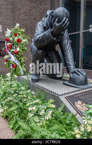 La statua e la targa di preghiera dei pompieri in ginocchio commemorano i vigili del fuoco dell'11 settembre 2001, New York City, Midtown Manhattan, USA 2025 Foto Stock