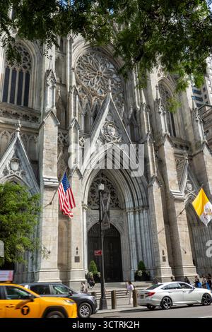 La cattedrale di San Patrizio è un'imponente chiesa cattolica situata sulla Fifth Avenue di fronte al Rockefeller Center, 2025, New York City, Stati Uniti Foto Stock