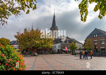 Markt und Pfarrkirche St. Peter und Paul a Straelen, Nordrhein-Westfalen, Deutschland, Europa | piazza del mercato e chiesa di St. Peter und Paul a St Foto Stock