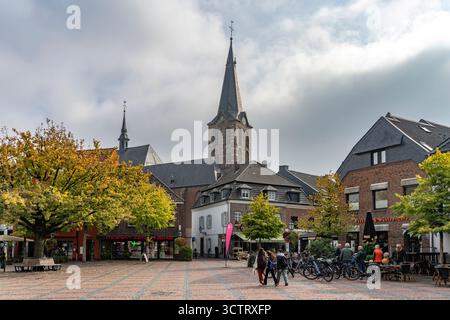 Markt und Pfarrkirche St. Peter und Paul a Straelen, Nordrhein-Westfalen, Deutschland, Europa | piazza del mercato e chiesa di St. Peter und Paul a St Foto Stock